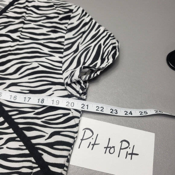 B scrubs black and white zebra print scrub top women's size medium - Picture 7 of 10